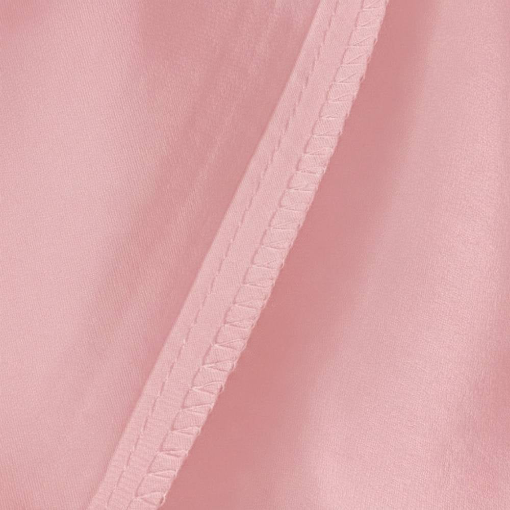 Taie d'oreiller en soie corail avec une texture lisse et des coutures soignées