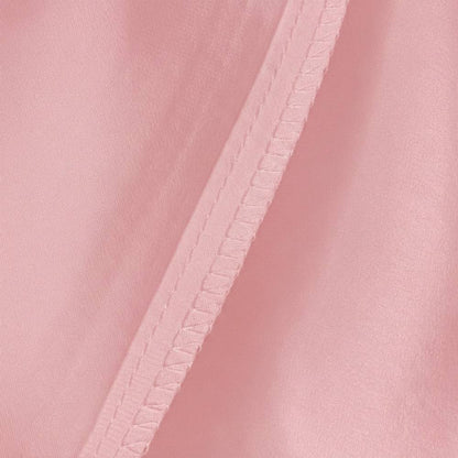 Taie d'oreiller en soie corail avec une texture lisse et des coutures soignées