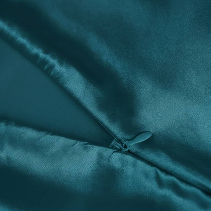 Taie en soie de mûrier bleu paon intense avec une texture lisse et brillante visible sur l'image