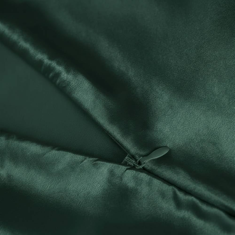 Taie d'oreiller en soie émeraude, texture lisse et brillante, fermeture discrète sur le côté