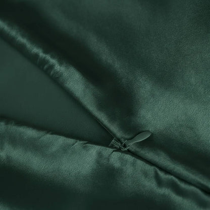 Taie d'oreiller en soie émeraude, texture lisse et brillante, fermeture discrète sur le côté