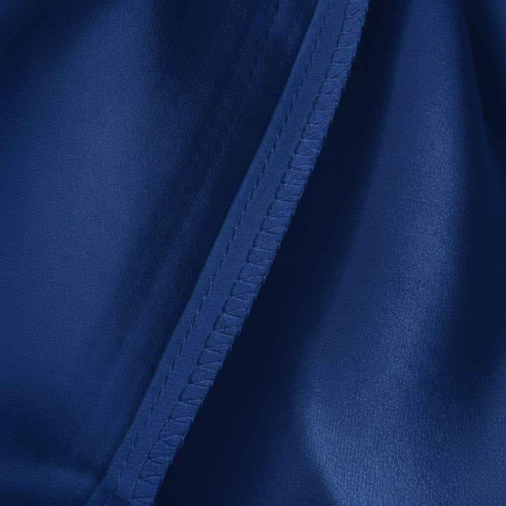 Détail d'une taie d'oreiller en soie bleu marine avec couture visible et texture lisse