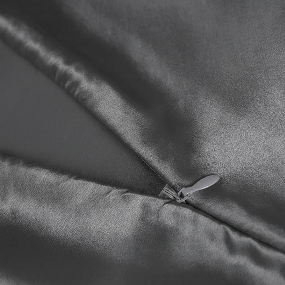 Taie d'oreiller en soie gris anthracite avec fermeture éclair visible sur le côté