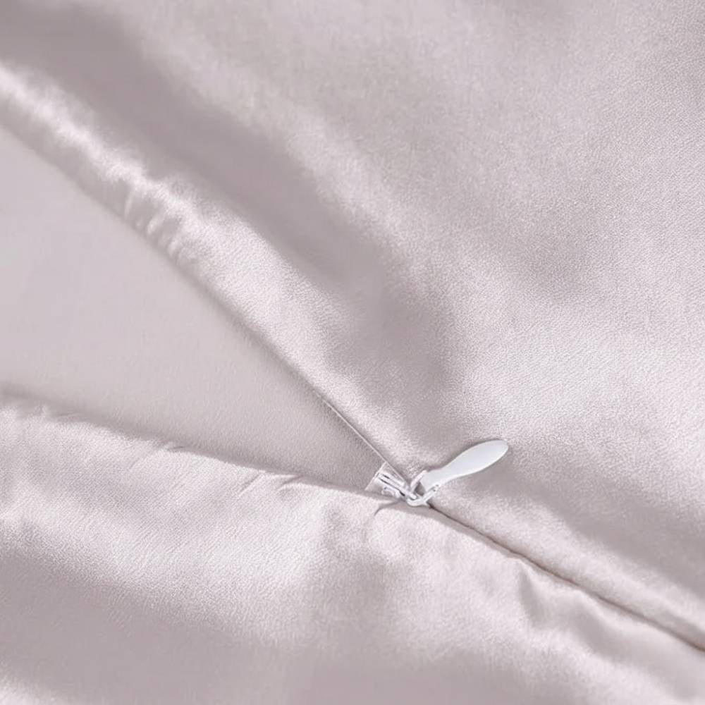 Taie d'oreiller en soie de mûrier lilas avec une texture lisse et un zip discret