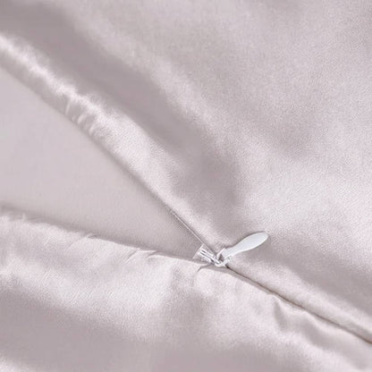 Taie d'oreiller en soie de mûrier lilas avec une texture lisse et un zip discret