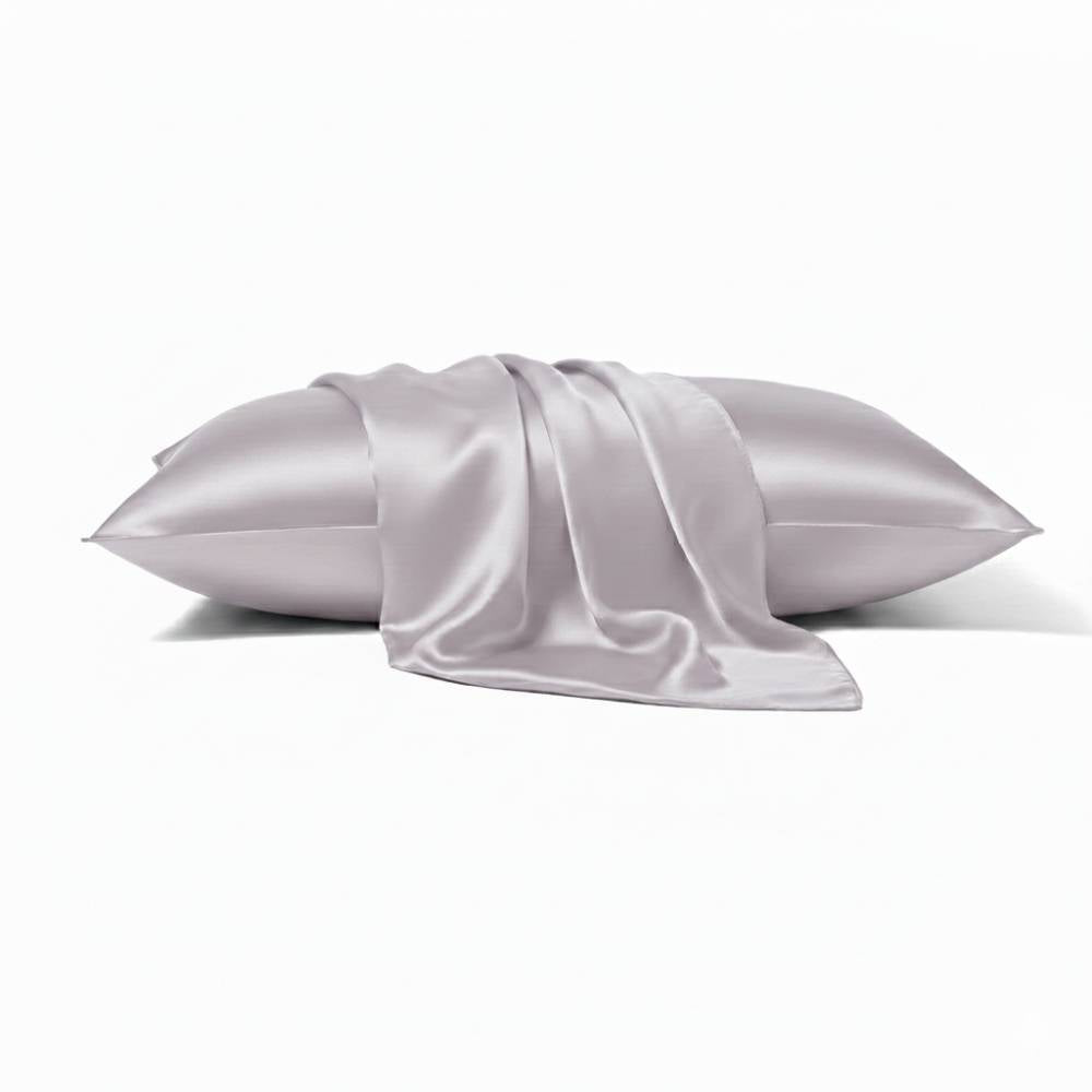 Taie d'oreiller en soie lilas avec un drapé élégant sur un fond neutre