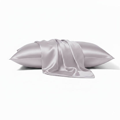 Taie d'oreiller en soie lilas avec un drapé élégant sur un fond neutre