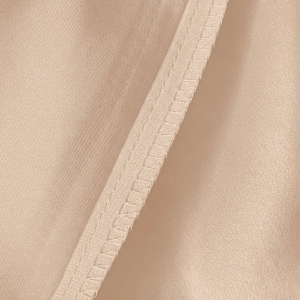 Taie en soie de mûrier taupe avec une texture lisse et un fini brillant visible sur l'image