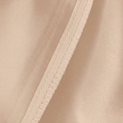 Taie en soie de mûrier taupe avec une texture lisse et un fini brillant visible sur l'image
