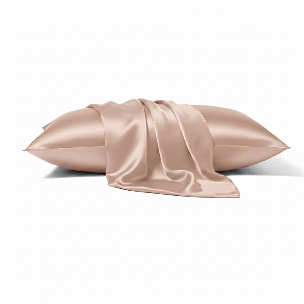 Taie en soie de mûrier taupe posée sur un coussin avec un drapé élégant et lisse