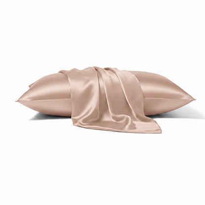 Taie en soie de mûrier taupe posée sur un coussin avec un drapé élégant et lisse