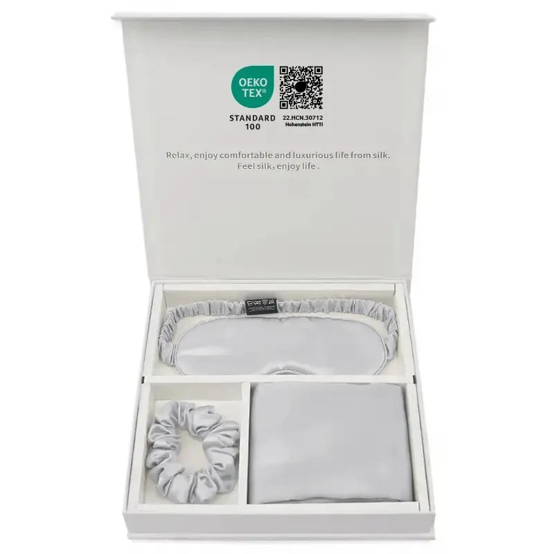 Coffret cadeau en soie argenté contenant une taie, un masque et un chouchou assortis