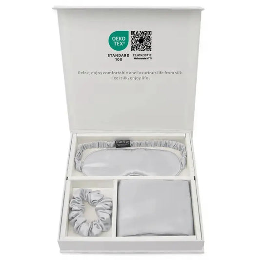 Coffret cadeau en soie argenté contenant une taie, un masque et un chouchou assortis