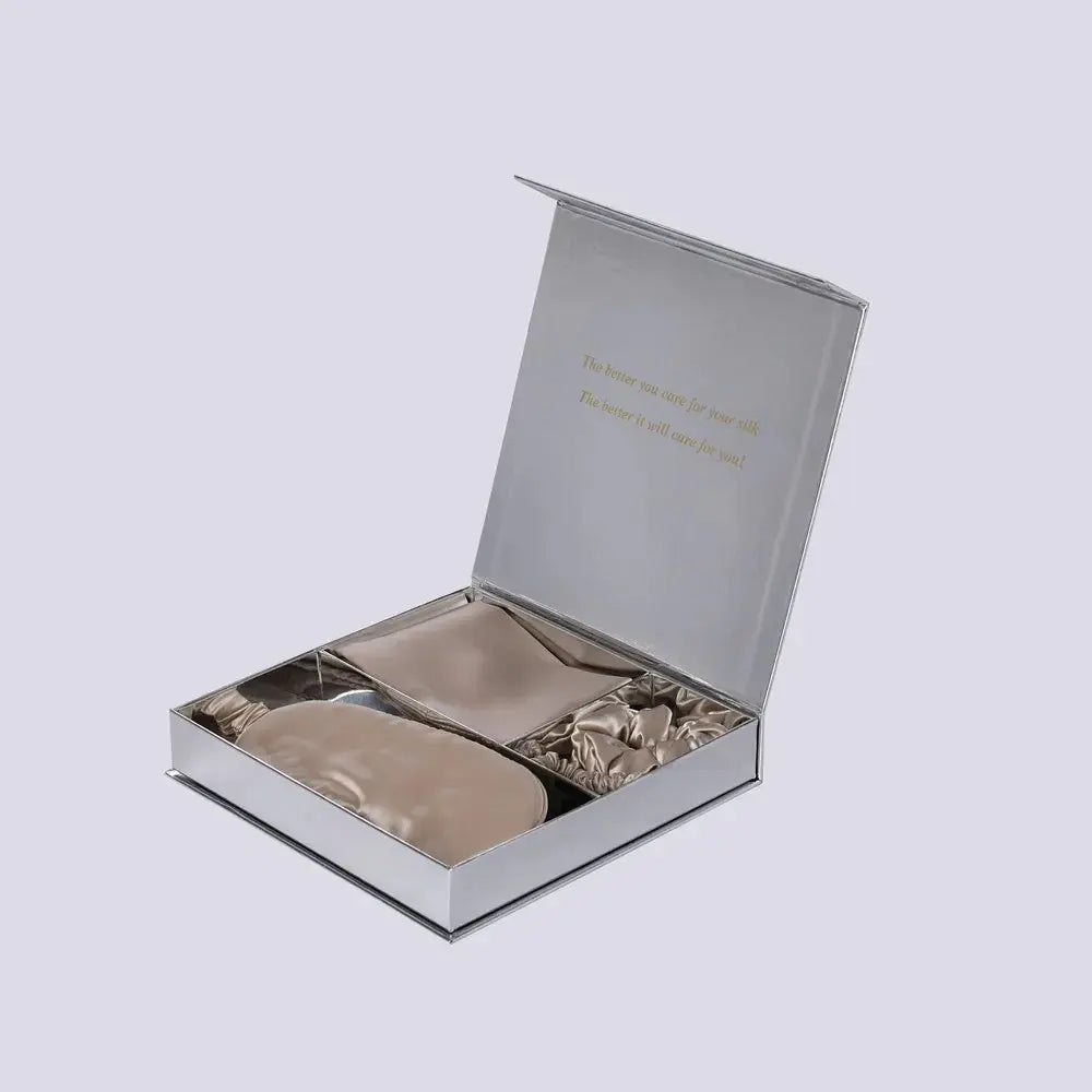 Coffret cadeau en soie ouvert avec taie et masque de couleur champagne à l'intérieur