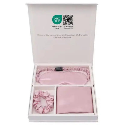 Coffret cadeau en soie rose poudré avec taie, masque et chouchou à l'intérieur
