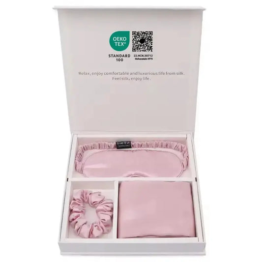 Coffret cadeau en soie rose poudré avec taie, masque et chouchou à l'intérieur